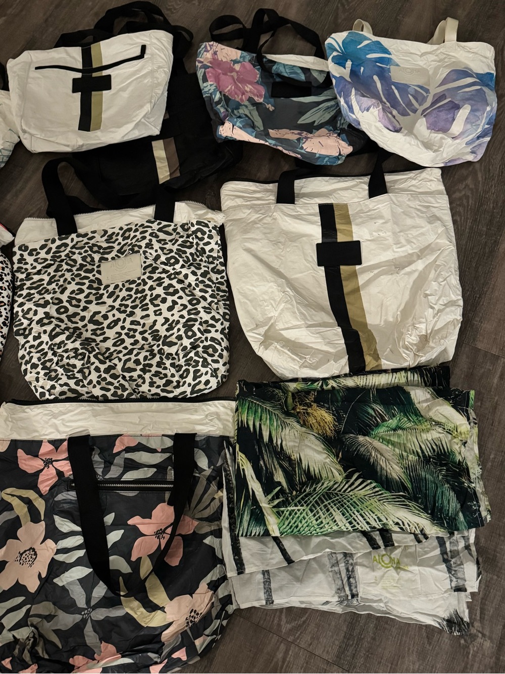 Aloha Collection grab bags! 15 assorted bags 2 pareos - Picture 2 of 3